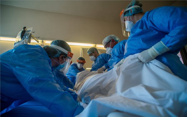 Tízezer fölé emelkedett a kórházban kezelt betegek száma Romániában