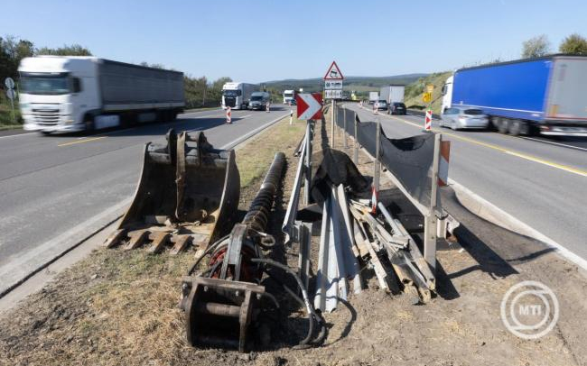 ÉKM: a főutakon emelkednek a díjak a kamionok számára