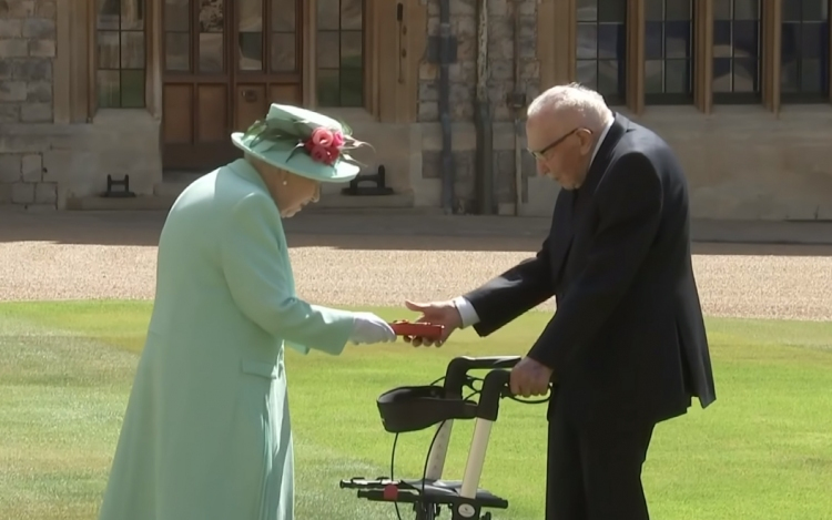 Film készül a brit egészségügynek milliókat gyűjtő százéves katonáról